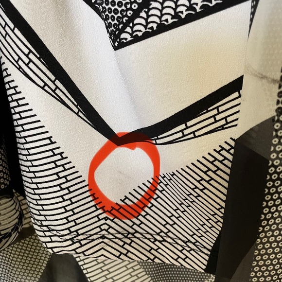 Dressbarn Black and White Asymmetrical Graphic Blouse - Picture 10 of 10
